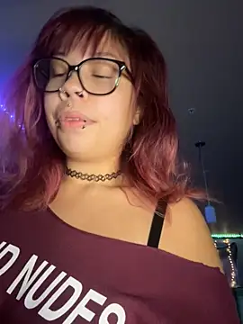 Snapshot of moan4mona chatting on 11.05.25 moan4mona online show from 11.05.25