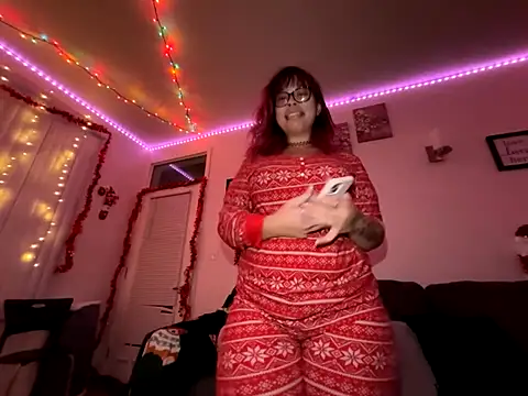 Snapshot of moan4mona chatting on 12.14.25 moan4mona online show from 12.14.25