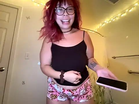 Snapshot of moan4mona chatting on 12.14.25 moan4mona online show from 12.14.25