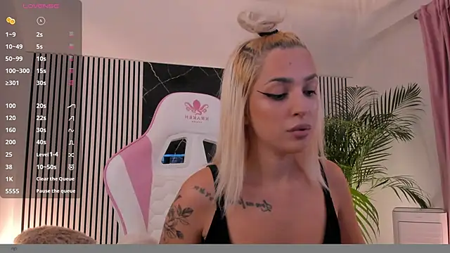 Snapshot of daisyblushh chatting on 10.22.25 daisyblushh online show from 10.22.25