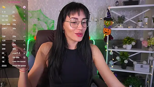 Snapshot of EviLune chatting on 10.29.25 EviLune online show from 10.29.25