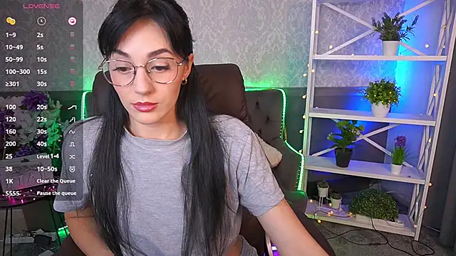 Snapshot of EviLune chatting on 11.19.25 EviLune online show from 11.19.25