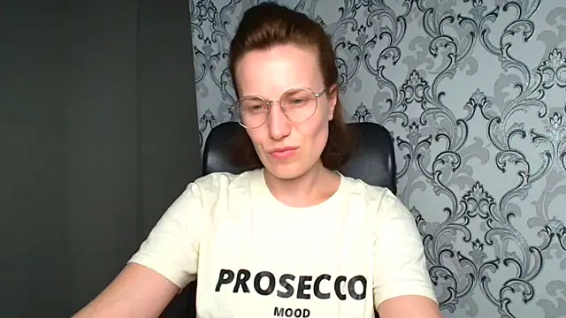 Snapshot of Kelly_Kisss chatting on 06.14.26 Kelly Kisss online show from 06.14.26