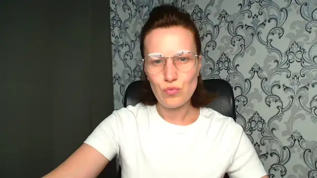 Snapshot of Kelly_Kisss chatting on 06.24.26 Kelly Kisss online show from 06.24.26