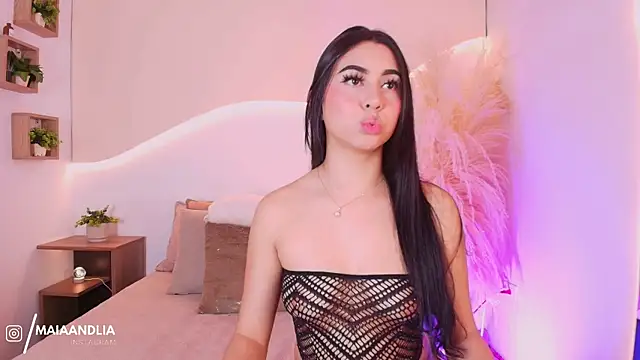 Snapshot of maia_lia_ chatting on 09.19.25 maia lia  online show from 09.19.25