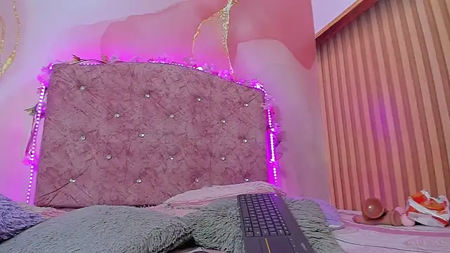 Snapshot of violet_taylor_ chatting on 12.18.25 violet taylor online show from 12.18.25