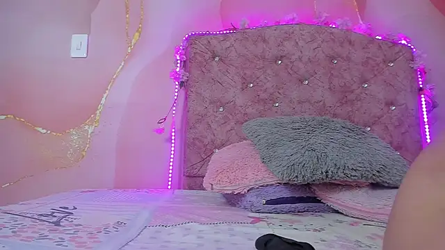 Snapshot of violet_taylor_ chatting on 01.08.26 violet taylor online show from 01.08.26