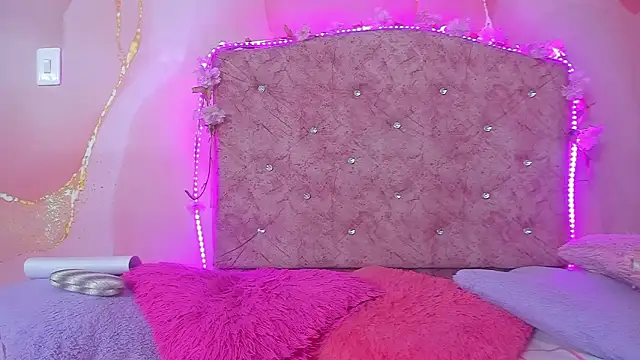 Snapshot of violet_taylor_ chatting on 03.02.26 violet taylor online show from 03.02.26