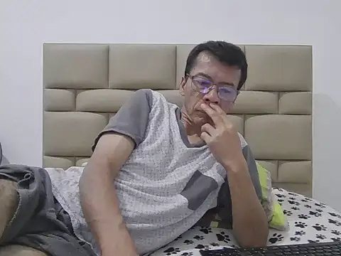 skinnylatino51 online show from 04.25.26