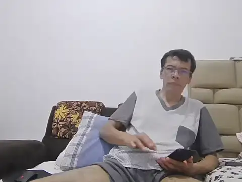 Snapshot of skinnylatino51 chatting on 05.19.26 skinnylatino51 online show from 05.19.26