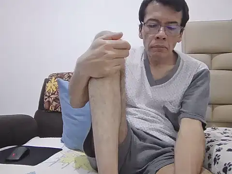 Snapshot of skinnylatino51 chatting on 05.29.26 skinnylatino51 online show from 05.29.26