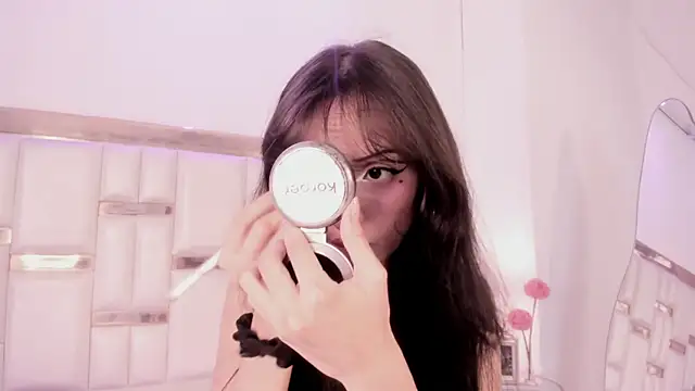 Snapshot of MaddieStark chatting on 11.20.25 MaddieStark online show from 11.20.25