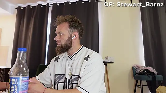 Snapshot of Stewart_Barnz chatting on 05.05.26 Stewart Barnz online show from 05.05.26