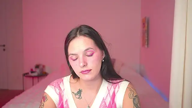 Snapshot of EwelynScott chatting on 09.26.25 EwelynScott online show from 09.26.25