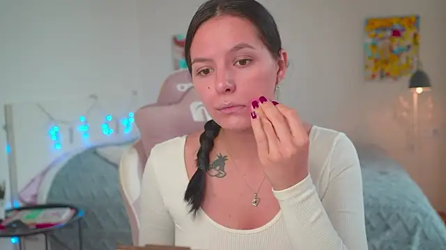 Snapshot of EwelynScott chatting on 10.20.25 EwelynScott online show from 10.20.25