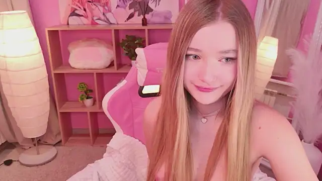 Snapshot of milaa_sun chatting on 04.25.26 milaa sun online show from 04.25.26