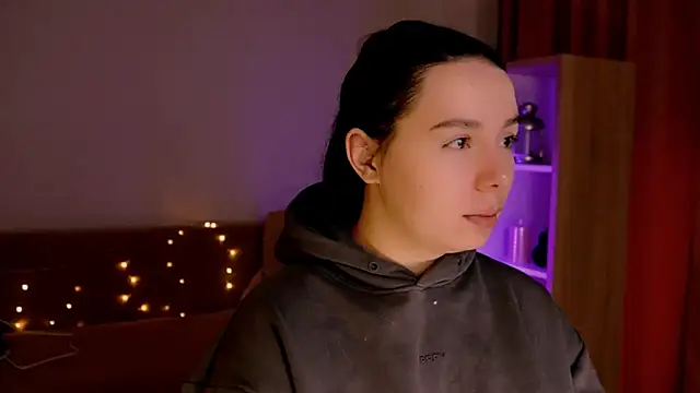 Snapshot of Di_na_Bell chatting on 02.15.26 Di na Bell online show from 02.15.26