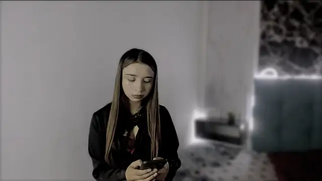 x jules  online show from 10.10.25