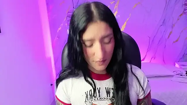 Snapshot of Scaarlettfox chatting on 11.30.25 Scaarlettfox online show from 11.30.25