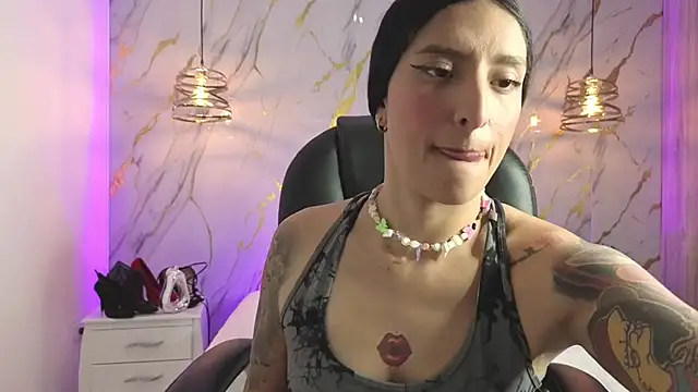 Snapshot of Scaarlettfox chatting on 12.18.25 Scaarlettfox online show from 12.18.25