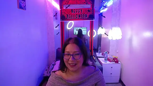 Snapshot of scarlett_widow_ chatting on 10.20.25 scarlett widow  online show from 10.20.25