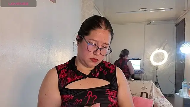 Snapshot of scarlett_widow_ chatting on 05.16.26 scarlett widow online show from 05.16.26
