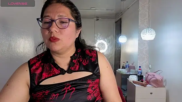Snapshot of scarlett_widow_ chatting on 06.03.26 scarlett widow online show from 06.03.26