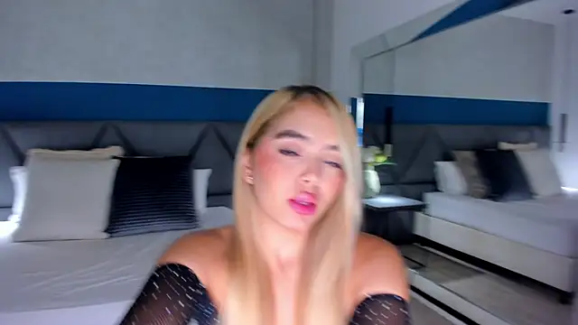 Snapshot of Mia_Roswell chatting on 11.23.25 Mia Roswell online show from 11.23.25