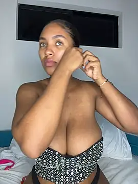 Snapshot of Mia_sweet80 chatting on 10.10.25 Mia sweet80 online show from 10.10.25