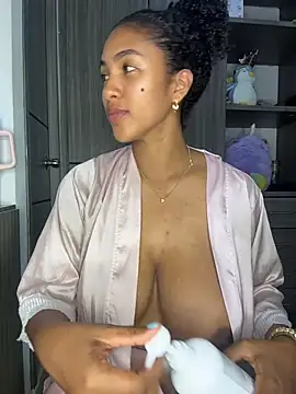 Snapshot of Mia_sweet80 chatting on 10.15.25 Mia sweet80 online show from 10.15.25