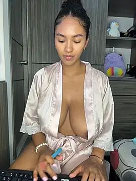 Snapshot of Mia_sweet80 chatting on 11.30.25 Mia sweet80 online show from 11.30.25