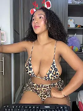 Snapshot of Mia_sweet80 chatting on 12.13.25 Mia sweet80 online show from 12.13.25