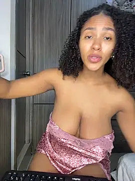 Snapshot of Mia_sweet80 chatting on 12.14.25 Mia sweet80 online show from 12.14.25