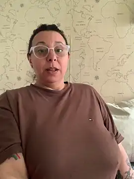 Snapshot of LupeLok chatting on 05.31.26 LupeLok online show from 05.31.26