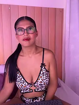 daphnevans online show from 10.18.25