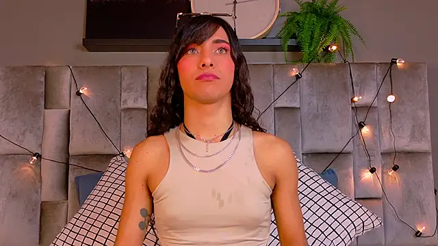 TiffValentinee  online show from 11.11.25