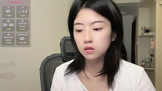 Snapshot of Olivia-l chatting on 11.17.25 Olivia-l online show from 11.17.25