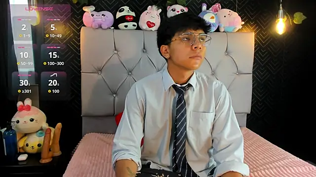 Snapshot of Thiago_Kozak chatting on 10.01.25 Thiago Kozak online show from 10.01.25