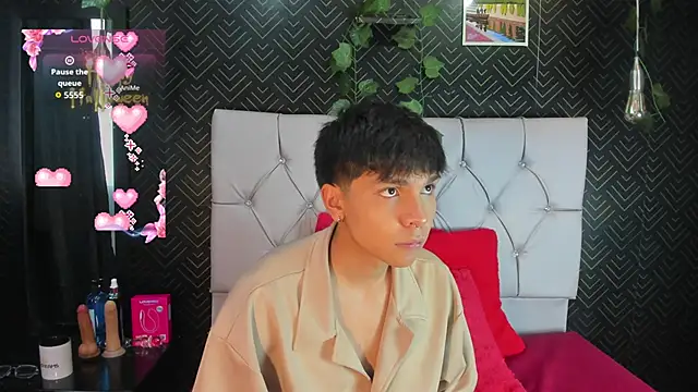 Snapshot of Thiago_Kozak chatting on 10.17.25 Thiago Kozak online show from 10.17.25