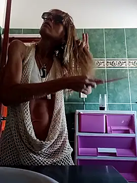 Snapshot of LunaNatural chatting on 11.20.25 LunaNatural online show from 11.20.25