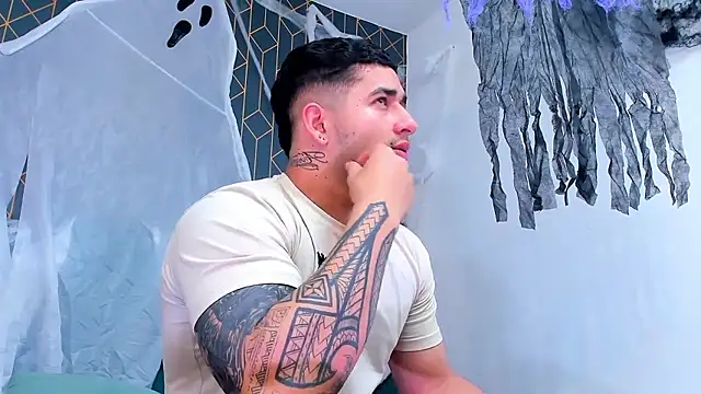 Snapshot of king_falconer chatting on 10.23.25 king falconer online show from 10.23.25