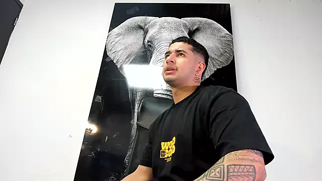 Snapshot of king_falconer chatting on 10.26.25 king falconer online show from 10.26.25