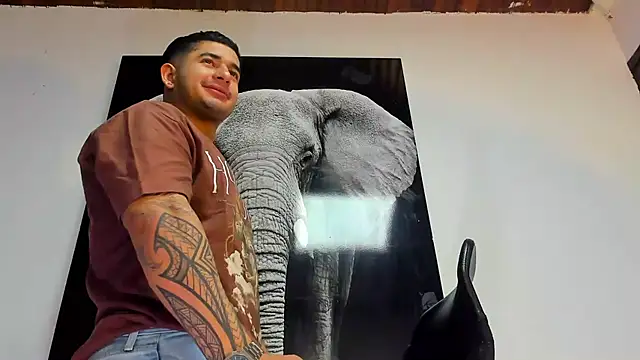 Snapshot of king_falconer chatting on 10.29.25 king falconer online show from 10.29.25