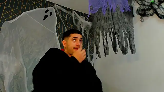 Snapshot of king_falconer chatting on 10.30.25 king falconer online show from 10.30.25