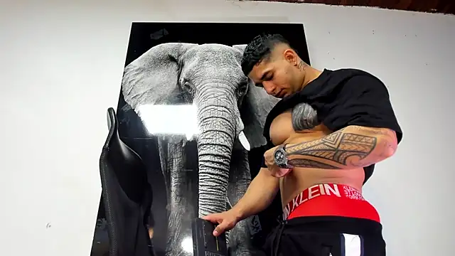 Snapshot of king_falconer chatting on 10.31.25 king falconer online show from 10.31.25