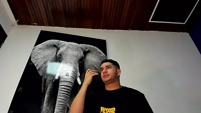 Snapshot of king_falconer chatting on 11.02.25 king falconer online show from 11.02.25