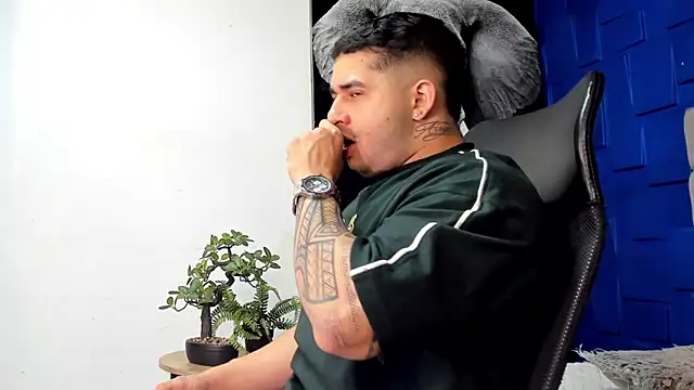 Snapshot of king_falconer chatting on 11.03.25 king falconer online show from 11.03.25