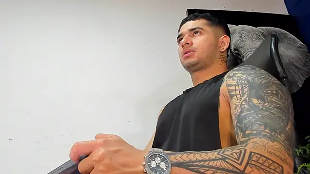 Snapshot of king_falconer chatting on 11.04.25 king falconer online show from 11.04.25