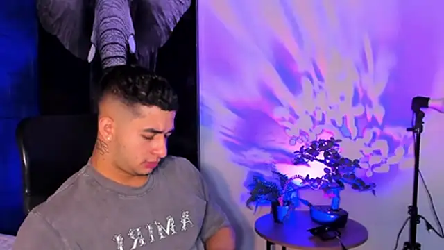 Snapshot of king_falconer chatting on 11.10.25 king falconer online show from 11.10.25