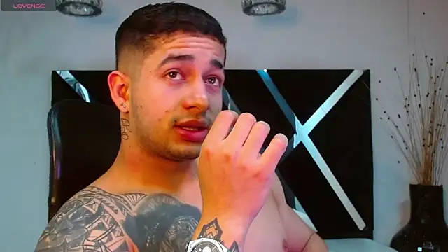 Snapshot of king_falconer chatting on 11.14.25 king falconer online show from 11.14.25